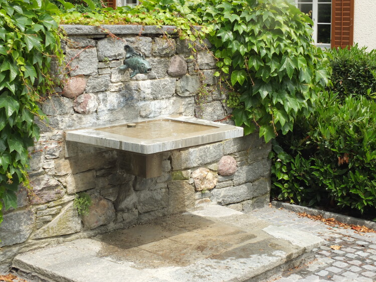 Brunnen bei der Felsenhofstrasse an der Treppe zur Kirche