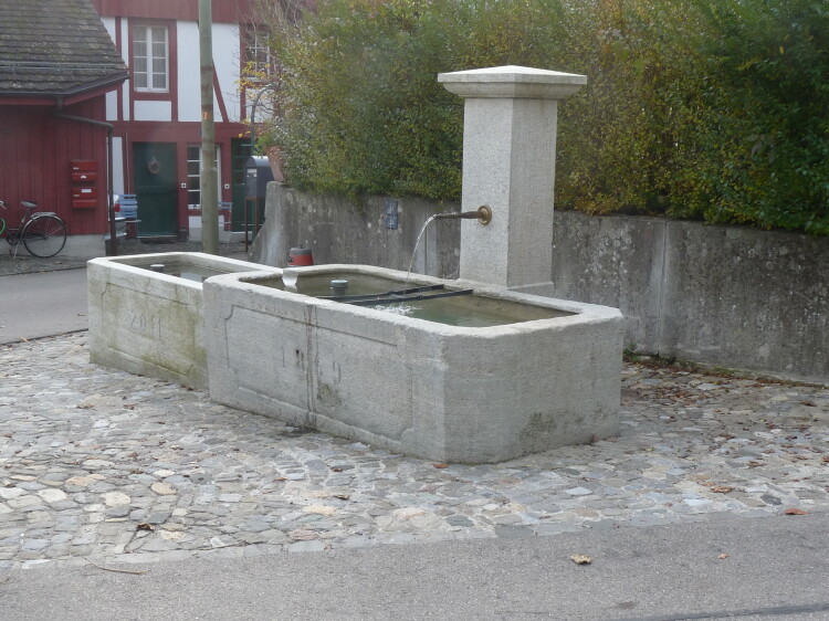 Brunnen Ecke Ausserdorf- /Bachtelstrasse
