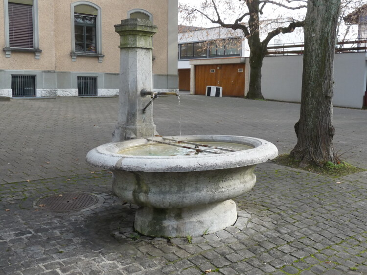Brunnen auf dem Schulhausplatz an der Löwenstrasse 3
