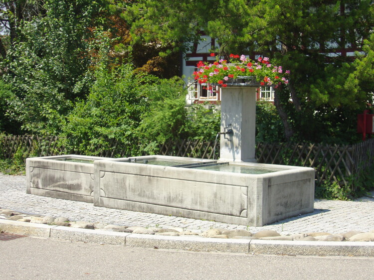 Brunnen an der Ecke Schwerzenbach- / Hinterdorfstrasse