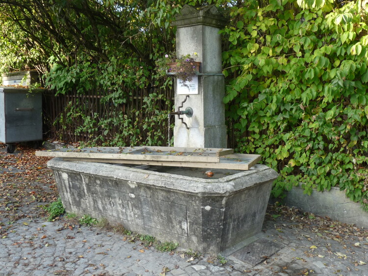 Brunnen an der Ecke Hulmenweg / Eidbergstrasse