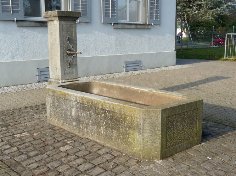 Brunnen auf dem Schulhausplatz Iberg