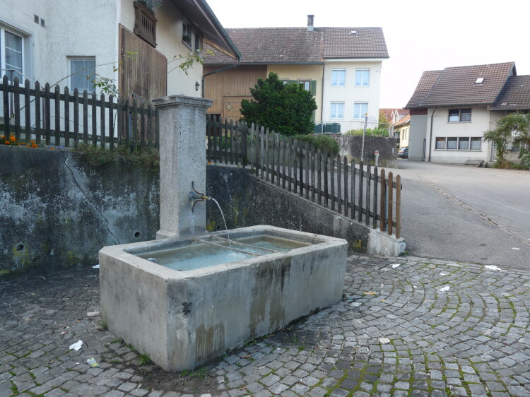 Brunnen an der Ibergstrasse 61