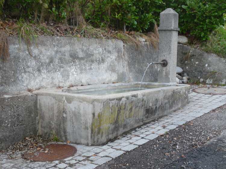 Brunnen an der Ibergstrasse 94