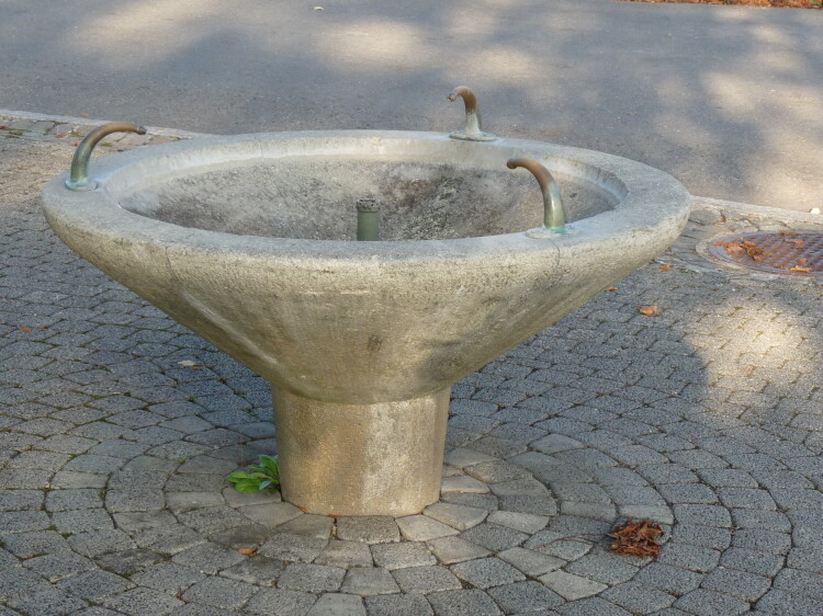 Brunnen auf dem Schulhausplatz Eidberg