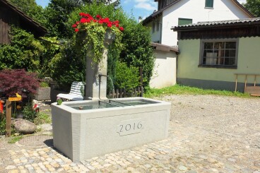Der neue Brunnen stiess erst auf wenig Gegenliebe - da er ohne Nebentrog aufwartete. 