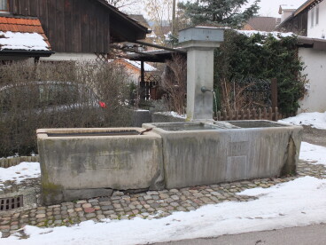 Über 100 Jahre stand dieser Brunnen samt Nebentrog in Wülflingen. 2016 wurde er aufgrund seines schlechten Zustands ersetzt. Bei der Demontage zerbrach der Nebentrog.
