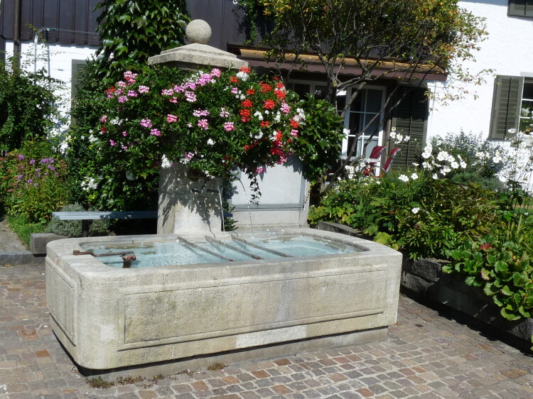 Das Schmücken von Brunnen mit Blumen ist eine verbreitete dörfliche und ländliche Tradition, 2012