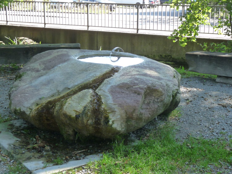 Ein Findling wurde hier kunstvoll zu einem Brunnen verarbeitet, 2012