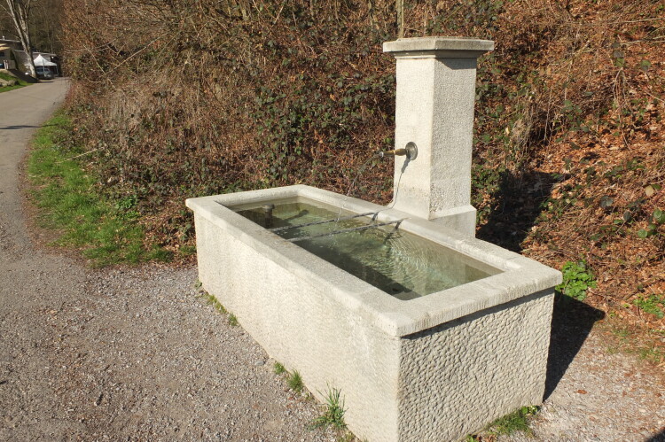 Der Brunnen beim Reitplatz spendet frisches Wasser für Sportlerinnen und Sportler, 2012