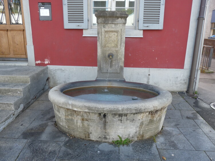 Der Brunnen vor dem Gemeindehäuschen wird von den durstigen tössemer Schülerinnen und Schülern gut frequentiert