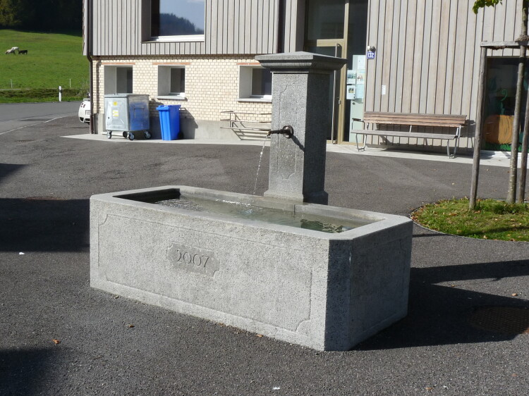 Der Brunnen im Dättnau versorgt Personen auf dem Weg ins Naturschutzgebiet mit frischem Wasser, 2012