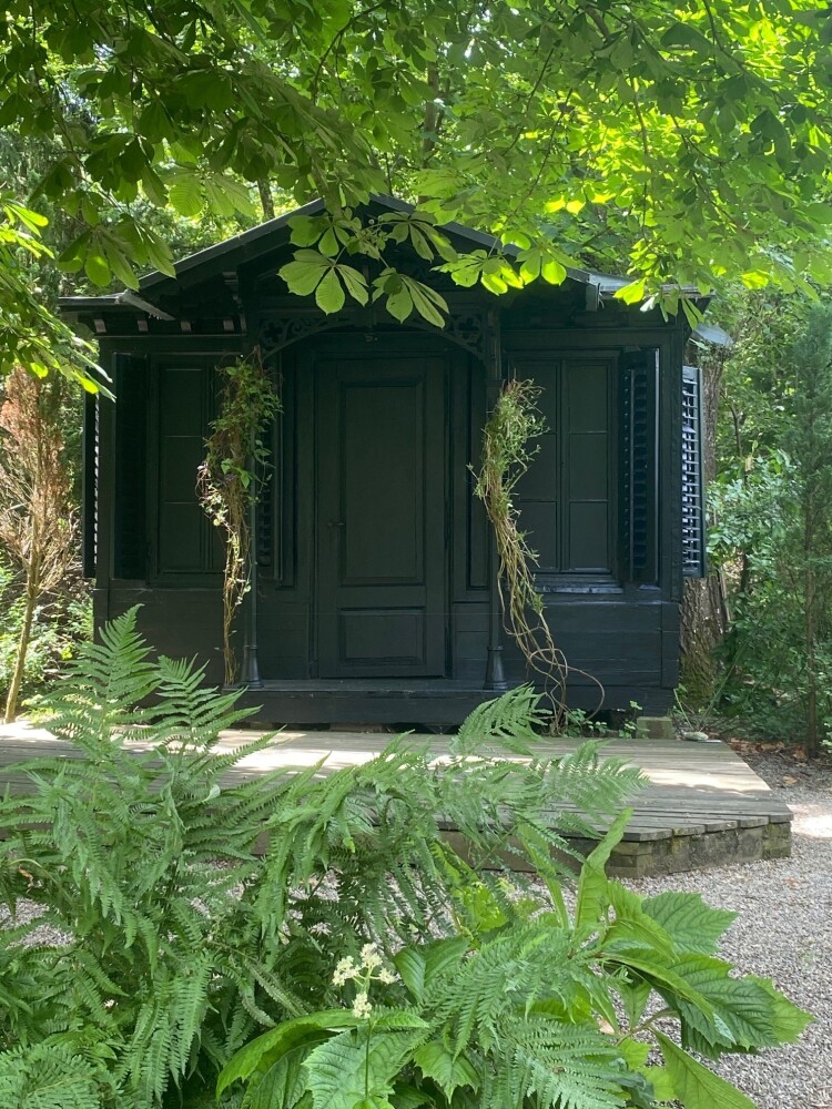 2021: Schwarzes Haus (Isabelle Krieg): Aus dem lieblichen Gartenhäuschen ist ein schwarzes Monument geworden.