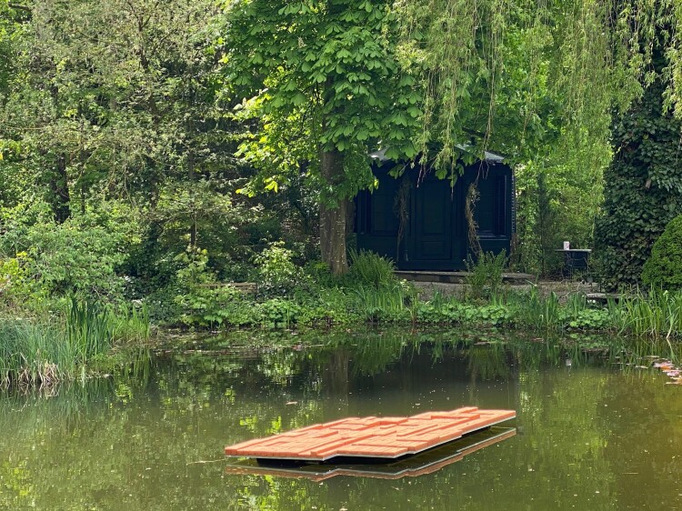 2021: Floss (Selina Baumann): Wie selbstverständlich treibt das Floss im Weiher, als wäre es schon immer da gewesen.