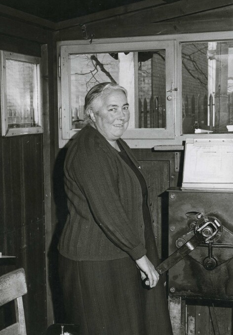 Barrierewärterin Elsa Erni an der Arbeit beim Bahnhof Töss, 1971.