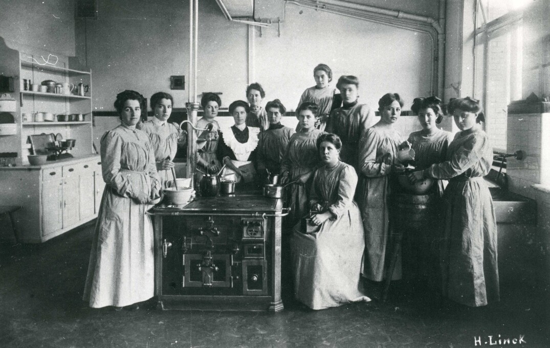 Kochunterricht im Haus zum Frauenbund an der Trollstrasse, um 1907.