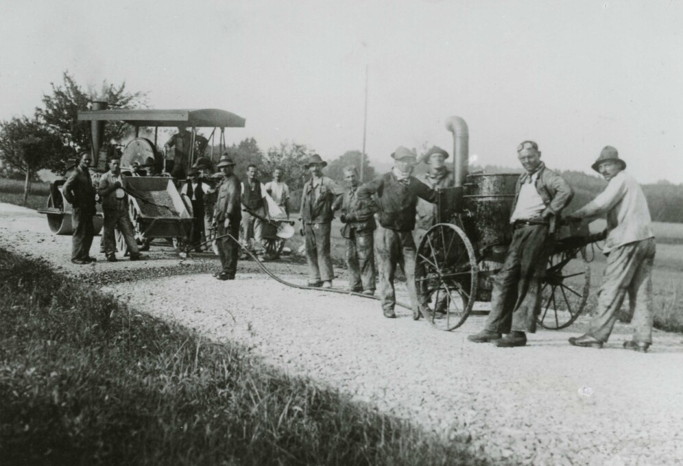 Teerungs-Equipe des städtischen Bauamts auf der Reutlingerstrasse, um 1926.
