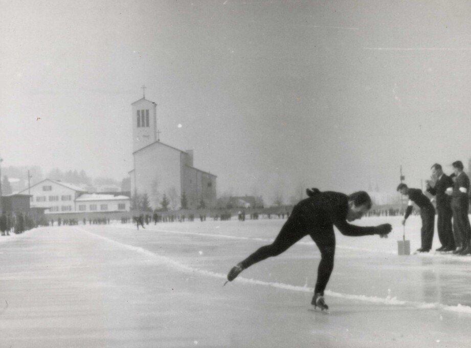Schweizer Eisschnellauf-Meisterschaft auf dem Natureisfeld Zelgli, Februar 1944.