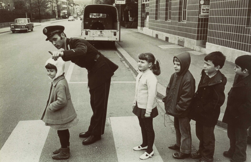 Schulpolizist Kümin bei der Arbeit, 1972.