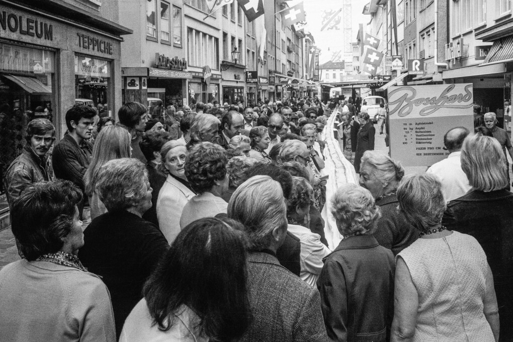 Der 68 Meter lange Apfelstrudel am Eröffnungsfest des ausgeebneten Untertors, 21. August 1976.