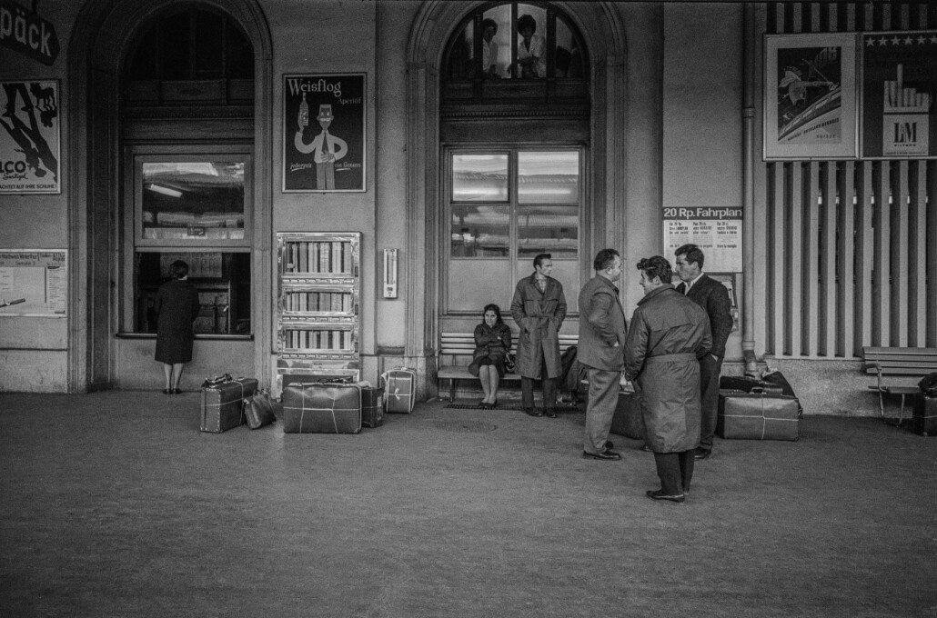 Italienische Gastarbeiter vor der alljährlichen Heimfahrt über Weihnachten warten auf den Zug, 1960er-Jahre.