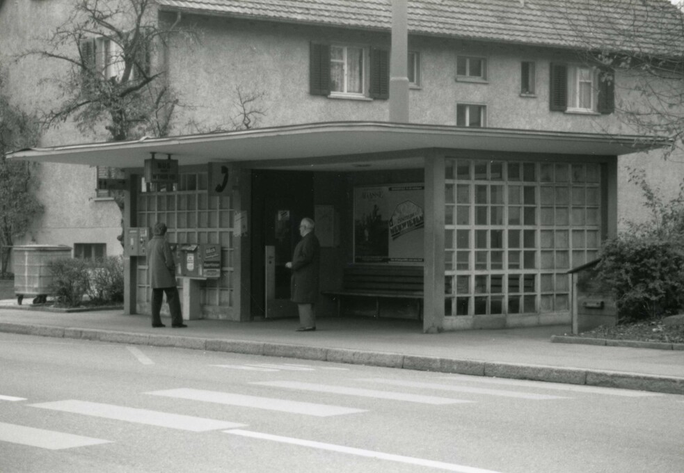 Buswartehalle an der Bushaltestelle Zinzikon, 1988.