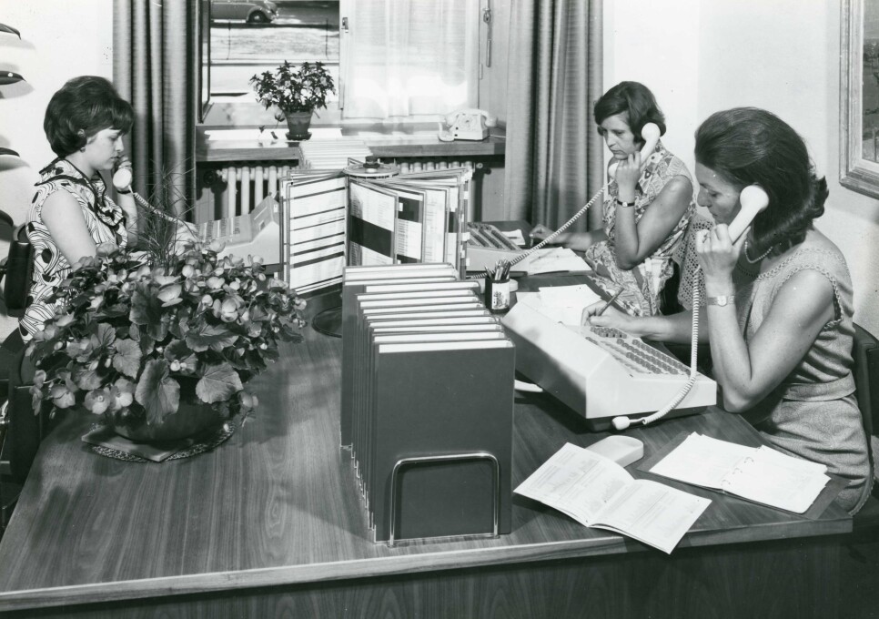 Telefonistinnen im Vermittlungsraum der städtischen Telefonzentrale, 1971.